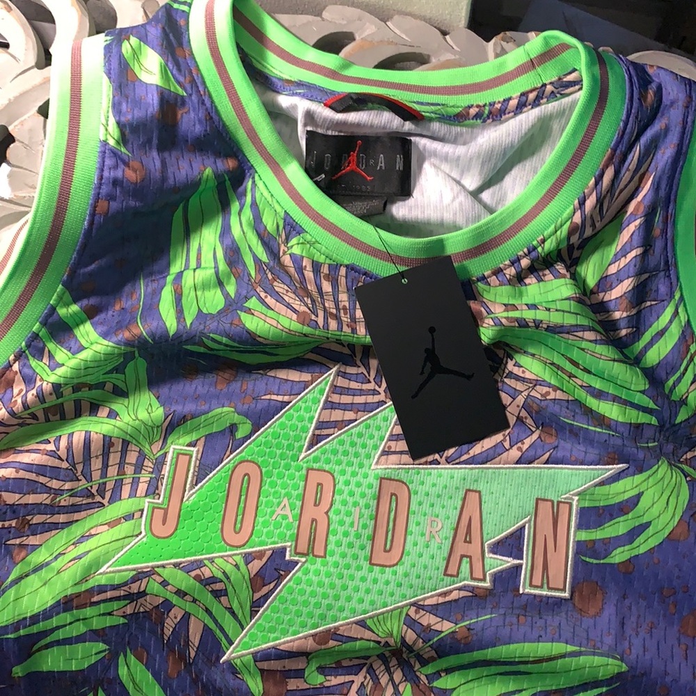 Jordan men’s XL jersey in a fun tropical print 🌿